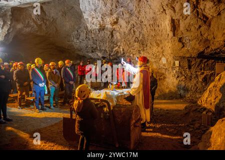 Dossena Italia 30 novembre 2024: Celebrazione della messa nelle miniere in memoria delle vittime del lavoro nelle miniere Foto Stock