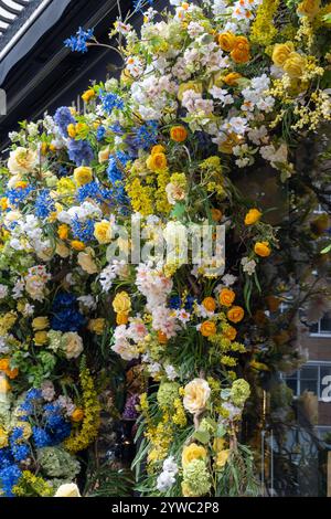 Graziosamente decorato all'aperto per Pasqua nel quartiere di classe superiore di Londra Mayfair in primavera Foto Stock
