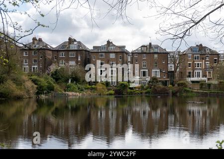 Vista sul parco urbano di Hampstead Heath con stagni, colline e punti panoramici, North London, Regno Unito in primavera Foto Stock