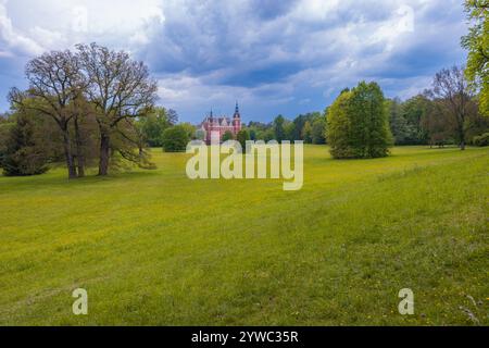 Bad Muskau, Germania - 3 maggio 2024: Bellissimo e maestoso castello di Hermann von Pückler al centro del parco Muskau con bellissime radure verdi intorno e. Foto Stock