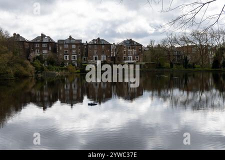 Vista sul parco urbano di Hampstead Heath con stagni, colline e punti panoramici, North London, Regno Unito in primavera Foto Stock