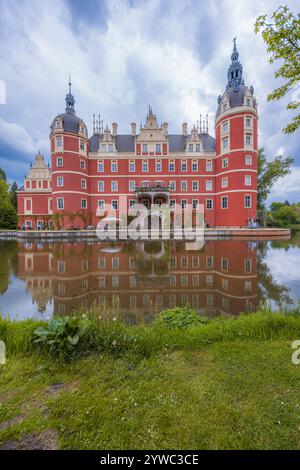 Bad Muskau, Germania - 3 maggio 2024: Bellissimo e maestoso castello di Hermann von Pückler al centro del parco Muskau con bellissime radure verdi intorno e. Foto Stock