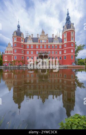 Bad Muskau, Germania - 3 maggio 2024: Bellissimo e maestoso castello di Hermann von Pückler al centro del parco Muskau con bellissime radure verdi intorno e. Foto Stock