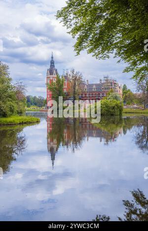 Bad Muskau, Germania - 3 maggio 2024: Bellissimo e maestoso castello di Hermann von Pückler al centro del parco Muskau con bellissime radure verdi intorno e. Foto Stock