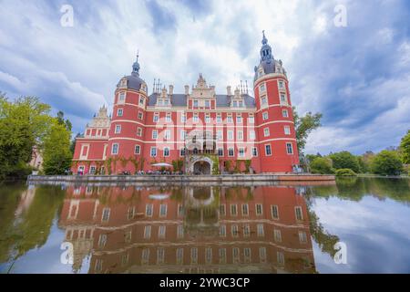 Bad Muskau, Germania - 3 maggio 2024: Bellissimo e maestoso castello di Hermann von Pückler al centro del parco Muskau con bellissime radure verdi intorno e. Foto Stock