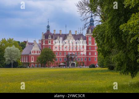 Bad Muskau, Germania - 3 maggio 2024: Bellissimo e maestoso castello di Hermann von Pückler al centro del parco Muskau con bellissime radure verdi intorno e. Foto Stock