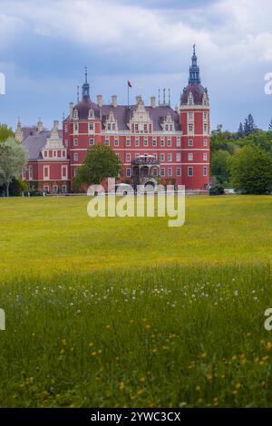 Bad Muskau, Germania - 3 maggio 2024: Bellissimo e maestoso castello di Hermann von Pückler al centro del parco Muskau con bellissime radure verdi intorno e. Foto Stock