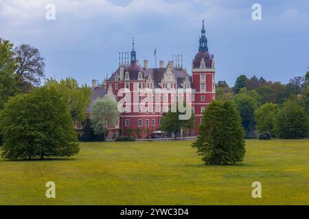 Bad Muskau, Germania - 3 maggio 2024: Bellissimo e maestoso castello di Hermann von Pückler al centro del parco Muskau con bellissime radure verdi intorno e. Foto Stock