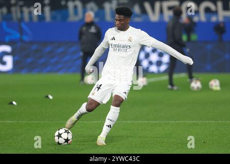 Bergamo, Italia. 10 dicembre 2024. Aurelien Tchouameni del Real Madrid CF durante il warm-up della fase MD6 di UEFA Champions League 2024/2025 tra l'Atalanta BC e il Real Madrid CF allo stadio Gewiss il 10 dicembre 2024, Bergamo, Italia. Crediti: Roberto Tommasini/Alamy Live News Foto Stock