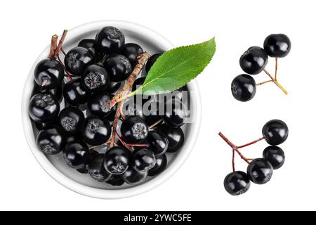 Ciotola di cioccolato in ceramica con foglia isolata su sfondo bianco. Aronia nera. Vista dall'alto. Posizione piatta Foto Stock