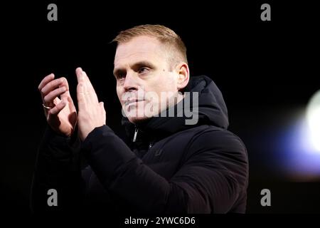 Il manager del Norwich City Johannes Hoff Thorup applaude i tifosi dopo il match per lo Sky Bet Championship a Fratton Park, Portsmouth. Data foto: Martedì 10 dicembre 2024. Foto Stock