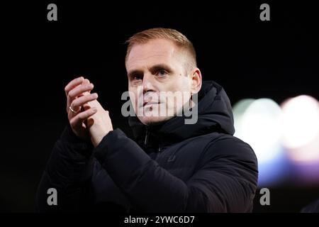 Il manager del Norwich City Johannes Hoff Thorup applaude i tifosi dopo il match per lo Sky Bet Championship a Fratton Park, Portsmouth. Data foto: Martedì 10 dicembre 2024. Foto Stock