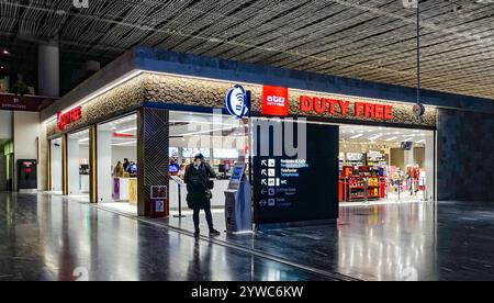 Il negozio duty free ATO all'aeroporto internazionale di Milas-Bodrum, Türkiye Foto Stock