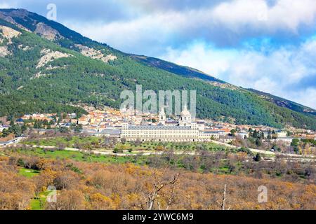 Monastero dell'Escorial dal monte Las Machotas. San Lorenzo de El Escorial, Madrid, Spagna. Foto Stock