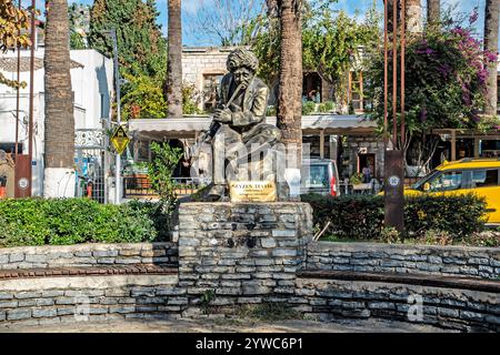 La statua di Neyzen Tefvik, poeta e satira turco, in un parco a Bodrum, Türkiye Foto Stock