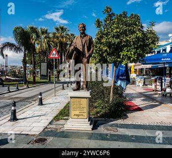 La statua di Nazim Hikmet, poeta turco, romanziere e drammaturgo a Bodrum, Türkiye Foto Stock