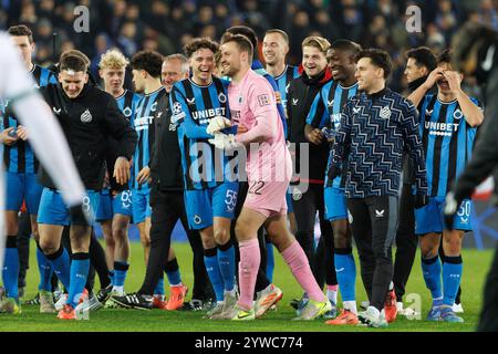 Brugge, Belgio. 10 dicembre 2024. I giocatori del club festeggiano dopo aver vinto una partita di calcio tra il Club belga Brugge KV e il club portoghese Sporting CP, martedì 10 dicembre 2024 a Brugge, il sesto giorno della fase di UEFA Champions League. BELGA FOTO KURT DESPLENTER credito: Belga News Agency/Alamy Live News Foto Stock