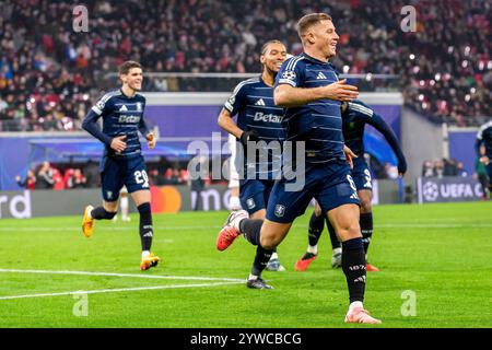 Lipsia, Germania. 10 dicembre 2024. Ross Barkley (6) dell'Aston Villa segna per 2-3 durante la partita di UEFA Champions League tra RB Leipzig e Aston Villa alla Red Bull Arena di Lipsia. Credito: Gonzales Photo/Alamy Live News Foto Stock