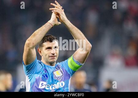 Lipsia, Germania. 10 dicembre 2024. Portiere Emiliano Martinez (23) dell'Aston Villa visto dopo la partita di UEFA Champions League tra RB Leipzig e Aston Villa alla Red Bull Arena di Lipsia. Credito: Gonzales Photo/Alamy Live News Foto Stock