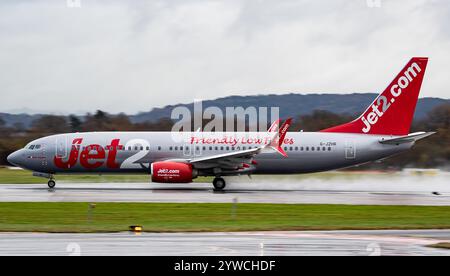 jet2 Boeing 737-8K5 G-JZHR decolla all'Aeroporto di Manchester, lunedì 2 dicembre 2024. Credit JTW Aviation Images / Alamy. Foto Stock