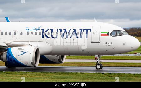 Kuwait Airways Airbus A320-251N 9K-AKN decolla all'Aeroporto di Manchester, lunedì 2 dicembre 2024. Credit JTW Aviation Images / Alamy. Foto Stock