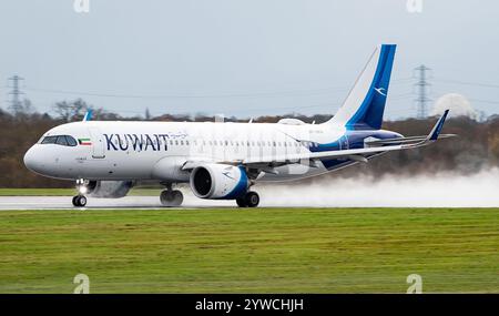 Kuwait Airways Airbus A320-251N 9K-AKN decolla all'Aeroporto di Manchester, lunedì 2 dicembre 2024. Credit JTW Aviation Images / Alamy. Foto Stock