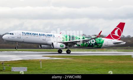 Turkish Airlines Airbus A321-231 TC-JSU atterra all'aeroporto di Manchester, lunedì 2 dicembre 2024. Credit JTW Aviation Images / Alamy. Foto Stock