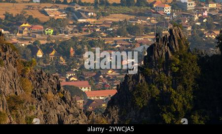 LaosHouses ed edifici della città di Vang Vieng visti dal punto panoramico di Pha Ngern, Laos Foto Stock