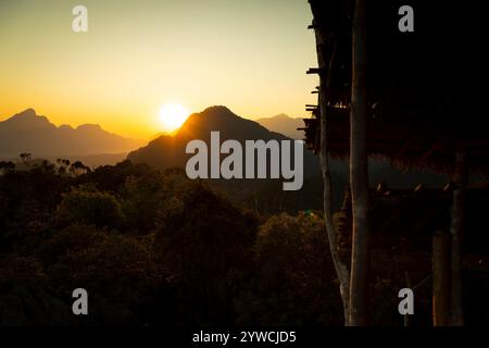 Vista del tramonto e del paesaggio dal punto panoramico di Pha Ngern, gli ultimi raggi di sole sulle montagne vicino a Vang Vieng, Laos Foto Stock