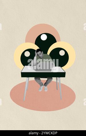 Immagine poster collage verticale di foto di uomo turbato sedersi sul posto di lavoro laptop virus attacco occhio sguardo controllo di tutti gli occhi ebraico Foto Stock