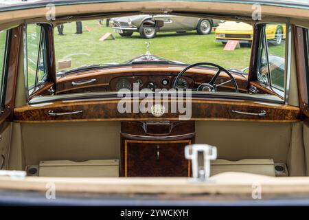 Interno di una Rolls Royce al London Concours 2023 presso la Honourable Artillery Company Foto Stock