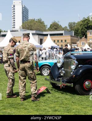 I soldati ammirano un Rolls Royce Wraith del 1935 al London Concours 2023 presso la Honourable Artillery Company Foto Stock