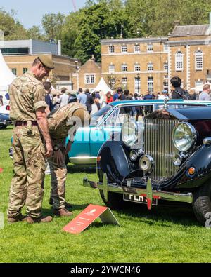 I soldati ammirano un Rolls Royce Wraith del 1935 al London Concours 2023 presso la Honourable Artillery Company Foto Stock