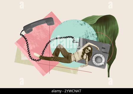 Grafica composita collage di immagini creative 3d di Happy Girl Lay Point ricevitore telefono retro call center telecomunicazione Foto Stock