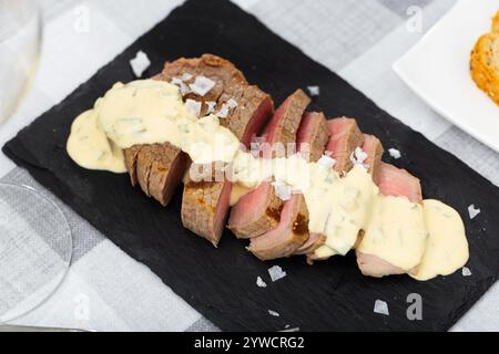 Vitello arrosto servito con salsa tartara Foto Stock