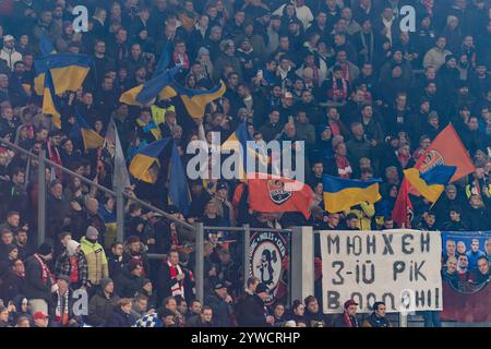 Gelsenkirchen, Germania. 10 dicembre 2024. GELSENKIRCHEN, GERMANIA - 10 DICEMBRE: Tifosi e tifosi del FK Sjachtar Donetsk durante la fase MD6 della UEFA Champions League 2024/25 tra il FC Shakhtar Donetsk e il FC Bayern Munchen all'Arena AufSchalke il 10 dicembre 2024 a Gelsenkirchen, Germania. (Foto di Joris Verwijst/Orange Pictures) credito: Orange Pics BV/Alamy Live News Foto Stock