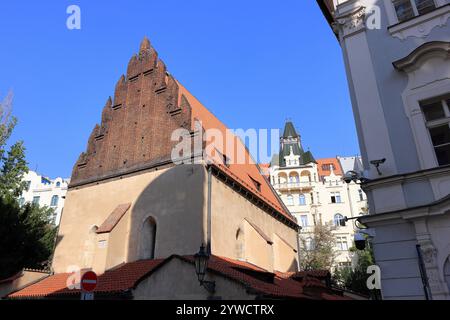 La sinagoga Vecchia-nuova nel quartiere ebraico di Praga in ceco (Praha, Cechia) Foto Stock