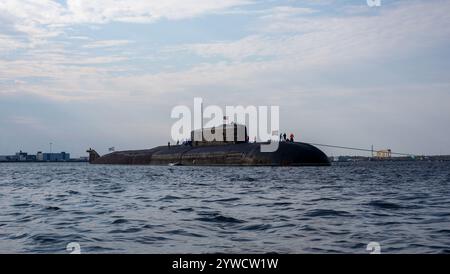 Sottomarino russo classe Oscar-II (progetto 949 DEL MATTINO) a propulsione nucleare con membri dell'equipaggio visibili sul ponte. Foto Stock