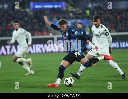 Bergamo, Italia. 10 dicembre 2024. Il Mateo Retegui (C) dell'Atalanta gareggia durante la partita di UEFA Champions League tra l'Atalanta e il Real Madrid a Bergamo, in Italia, il 10 dicembre 2024. Crediti: Li Jing/Xinhua/Alamy Live News Foto Stock