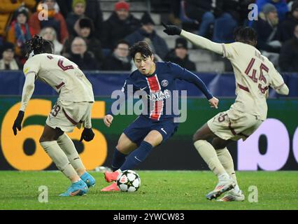 Salisburgo, Austria. 10 dicembre 2024. Lee Kang-in (C) del Paris Saint-Germain gareggia durante la partita di UEFA Champions League tra il Salzburg e il Paris Saint-Germain a Salisburgo, Austria, il 10 dicembre 2024. Credito: He Canling/Xinhua/Alamy Live News Foto Stock