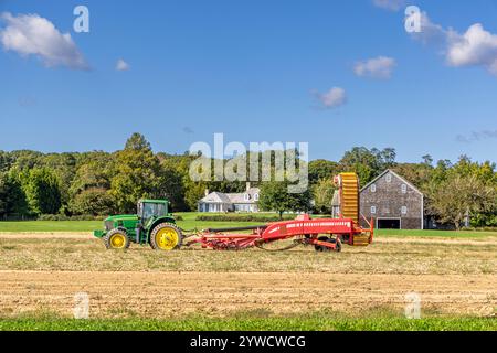 un grande trattore john deere verde in un campo Foto Stock