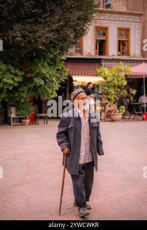 Kashgar, Cina - 17 LUGLIO 2022: L'uomo uiguro entra in un mercato locale nel vecchio Kashgar Foto Stock