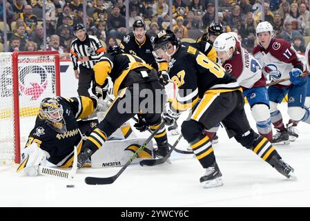 Pittsburgh, Stati Uniti. 10 dicembre 2024. Il centro dei Pittsburgh Penguins Sidney Crosby (87) assiste il portiere dei Pittsburgh Penguins Tristan Jarry (35) liberando il puck dal gol durante il primo periodo contro i Colorado Avalanche alla PPG Paints Arena di Pittsburgh martedì 10 dicembre 2024. Foto di Archie Carpenter/UPI. Crediti: UPI/Alamy Live News Foto Stock