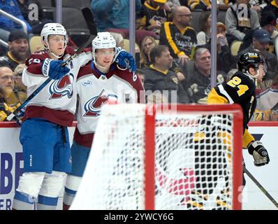 Pittsburgh, Stati Uniti. 10 dicembre 2024. Il centro di Colorado Avalanche Nathan MacKinnon (29) celebra il suo gol con l'ala sinistra dei Colorado Avalanche Artturi Lehkonen (62) durante il primo periodo contro i Pittsburgh Penguins alla PPG Paints Arena di Pittsburgh martedì 10 dicembre 2024. Foto di Archie Carpenter/UPI. Crediti: UPI/Alamy Live News Foto Stock