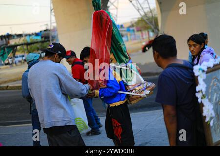 Fedeli cattolici alla Vergine di Guadalupe, continuano il loro pellegrinaggio alla Basilica di Guadalupe in occasione della celebrazione religiosa in onore della Vergine di Guadalupe. Il 10 dicembre 2024 a città del Messico, Messico. (Foto di Ian Robles/ Eyepix Group/Sipa USA) Foto Stock