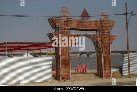 Prayagraj, India. 7 dicembre 2024. PRAYAGRAJ, INDIA - 10 DICEMBRE: Akharas ha iniziato a stabilirsi nel sito di Kumbh davanti al Mahakumbh 2025. Il 10 dicembre 2024 a Prayagraj, India. (Foto di Deepak Gupta/Hindustan Times/Sipa USA) credito: SIPA USA/Alamy Live News Foto Stock