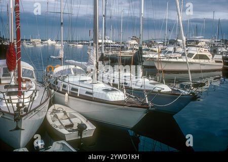 Barche attraccate a Newport Harbor. Foto Stock