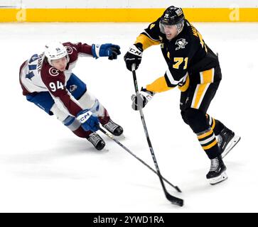 Pittsburgh, Stati Uniti. 10 dicembre 2024. Il centro dei Pittsburgh Penguins Evgeni Malkin (71) tenta di passare l'ala sinistra del Colorado Avalanche Joel Kiviranta (94) nel secondo periodo della vittoria del Colorado Avalanche 6-2 alla PPG Paints Arena di Pittsburgh martedì 10 dicembre 2024. Foto di Archie Carpenter/UPI. Crediti: UPI/Alamy Live News Foto Stock