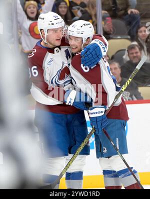 Pittsburgh, Stati Uniti. 10 dicembre 2024. Colorado Avalanche ala sinistra Artturi Lehkonen (62) celebra il suo gol con l'ala destra Colorado Avalanche Mikko Rantanen (96) durante il terzo periodo della vittoria Colorado Avalanche 6-2 alla PPG Paints Arena di Pittsburgh martedì 10 dicembre 2024. Foto di Archie Carpenter/UPI. Crediti: UPI/Alamy Live News Foto Stock