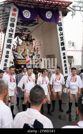 Hakata Gion Yamakasa, Fukuoka City, Kyushu, Giappone. Questo festival registrato come patrimonio immateriale dell'UNESCO vede gli uomini portare santuari portatili Foto Stock